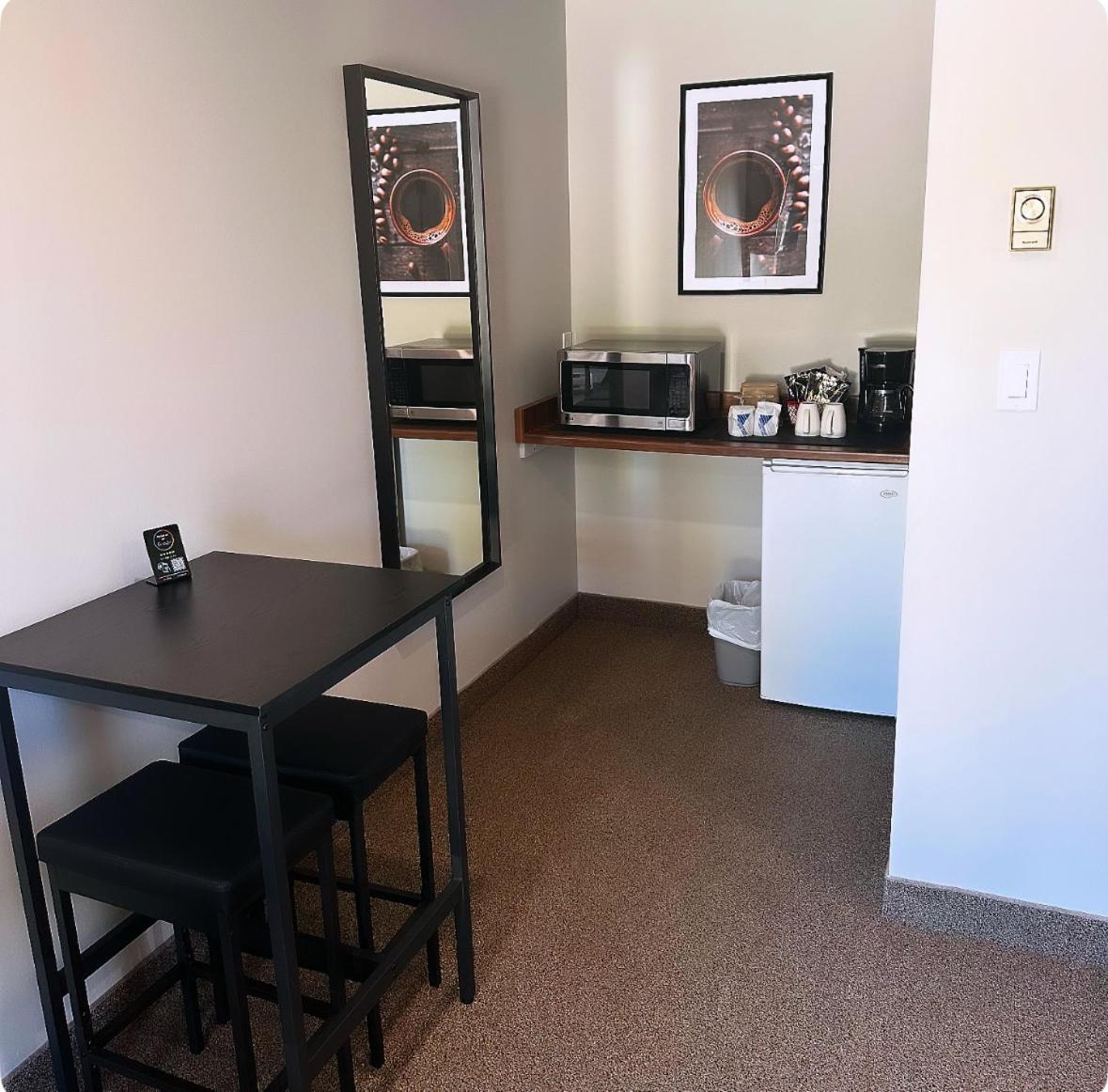 Manitoulin Inn Mindemoya Екстериор снимка