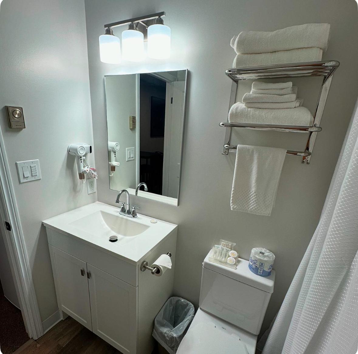 Manitoulin Inn Mindemoya Екстериор снимка